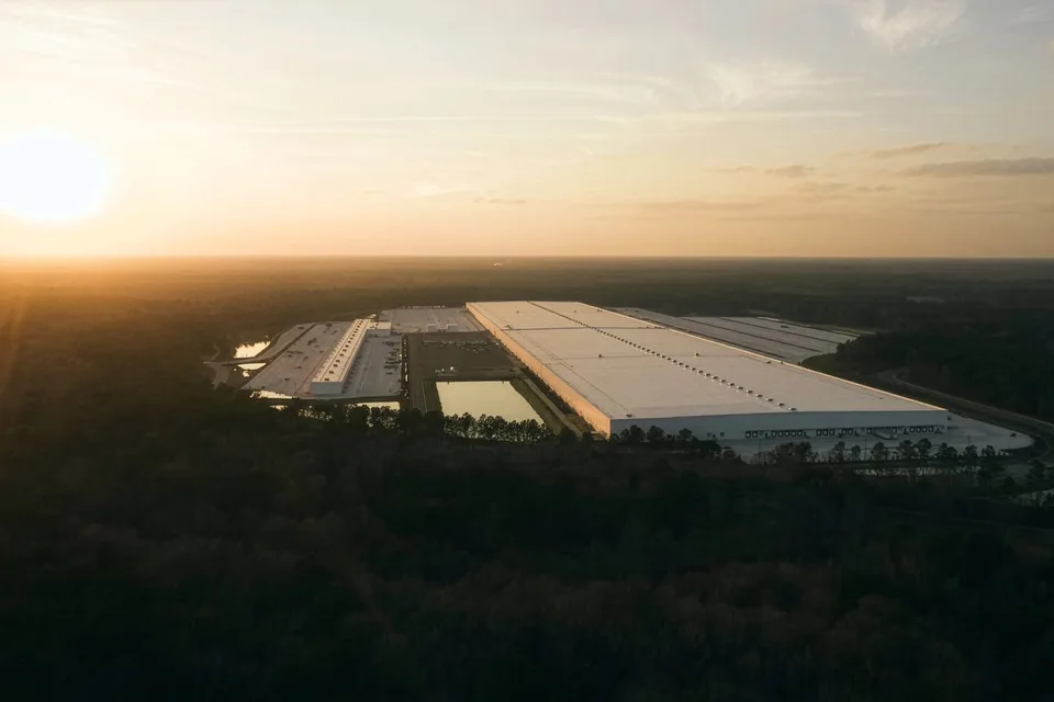 Vista aérea de una bodega y sus patios de maniobra