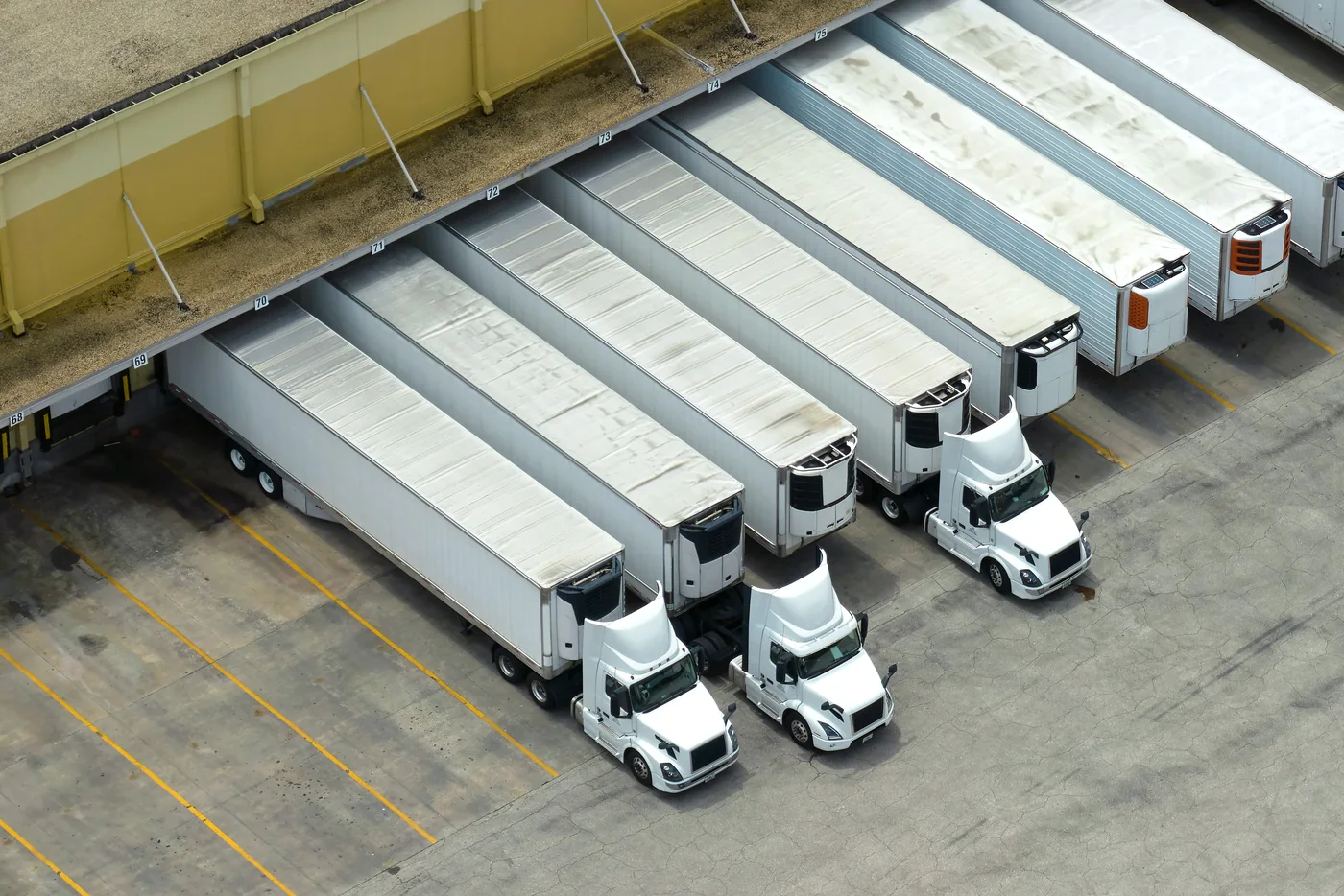 Camiones de carga estacionados en los andenes de una nave logística