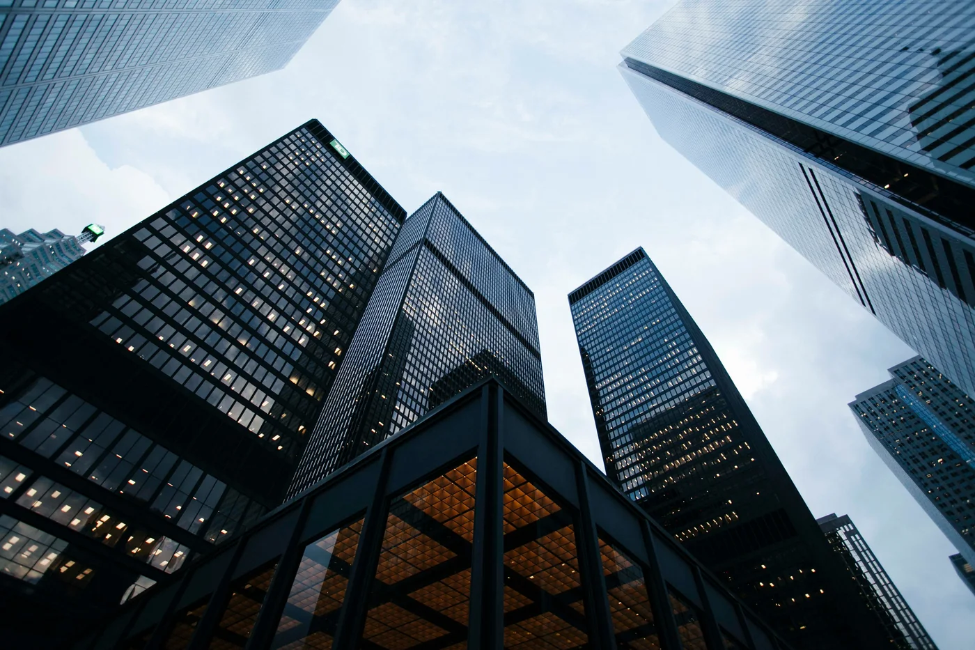 Vista de edificios corporativos modernos desde la calle
