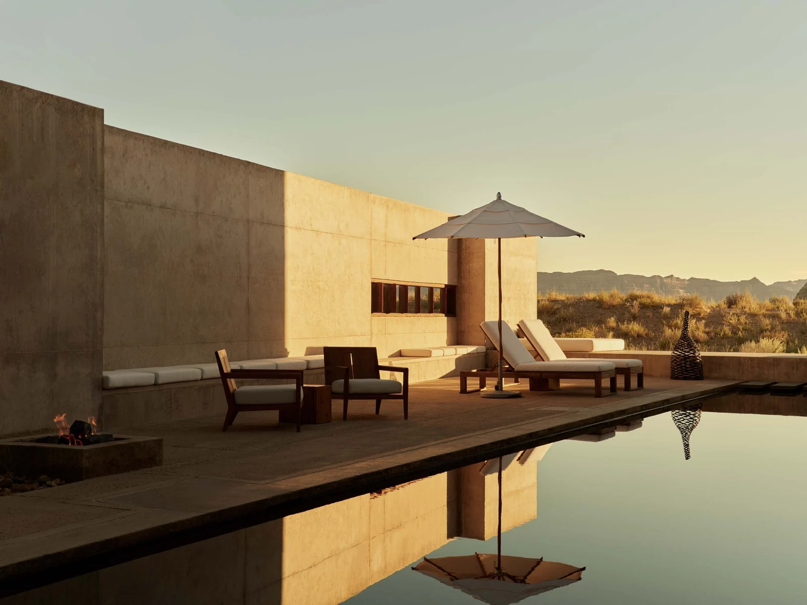 Terraza y alberca de un hotel de arquitectura contemporánea