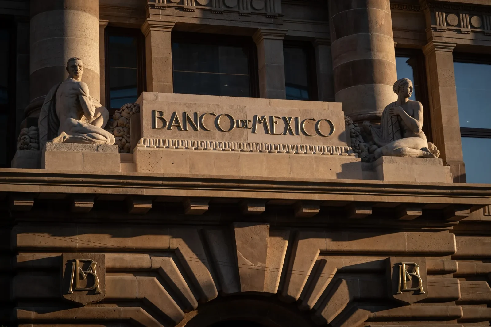 Fachada del Banco de México en la Ciudad de México