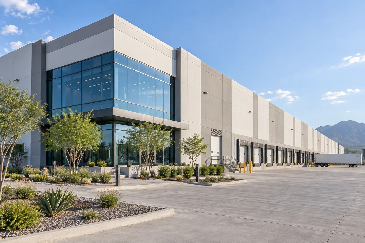 Nave industrial moderna con oficinas y andenes de carga
