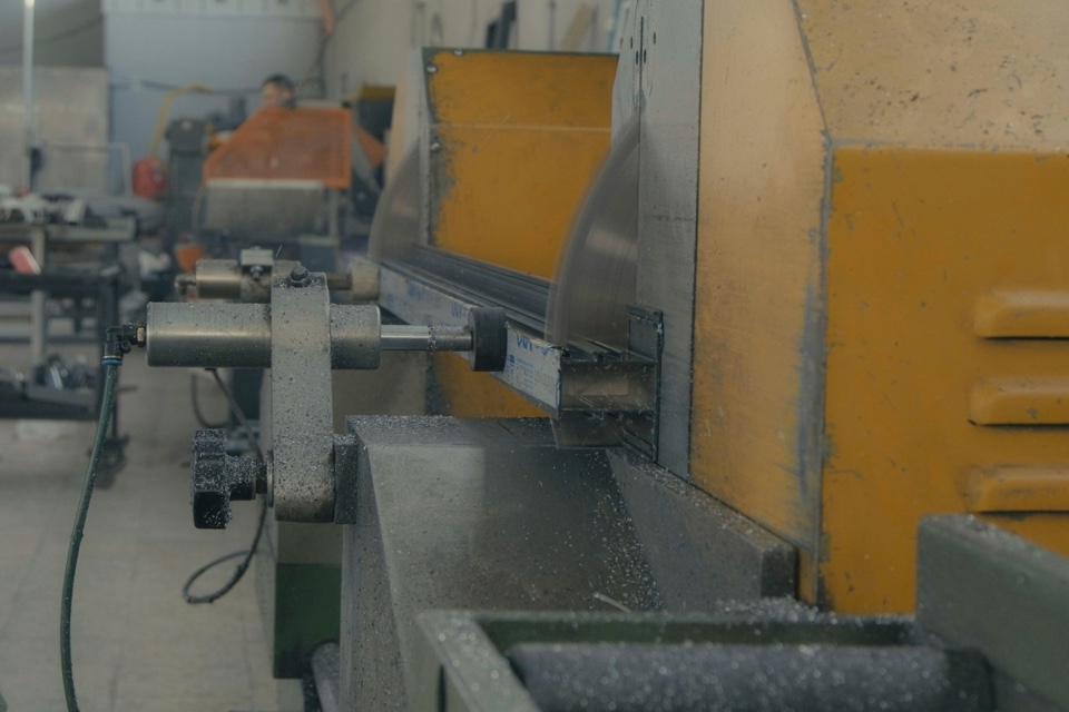Maquinaria de corte de metal en una planta industrial; fotografía ilustrativa